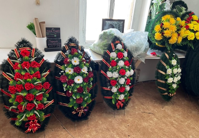 Венки с траурными лентами с удобной доставкой в Москве